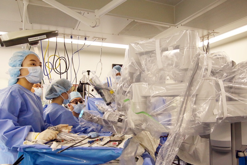 [사진] 세종병원 로봇수술팀(흉부외과 유재석 과장 외)이 첫 환자의 수술을 진행하고 있다(2).JPG