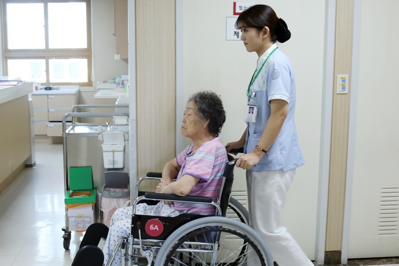 [사진] 세종병원 간호사가 환자를 케어하고 있다.JPG