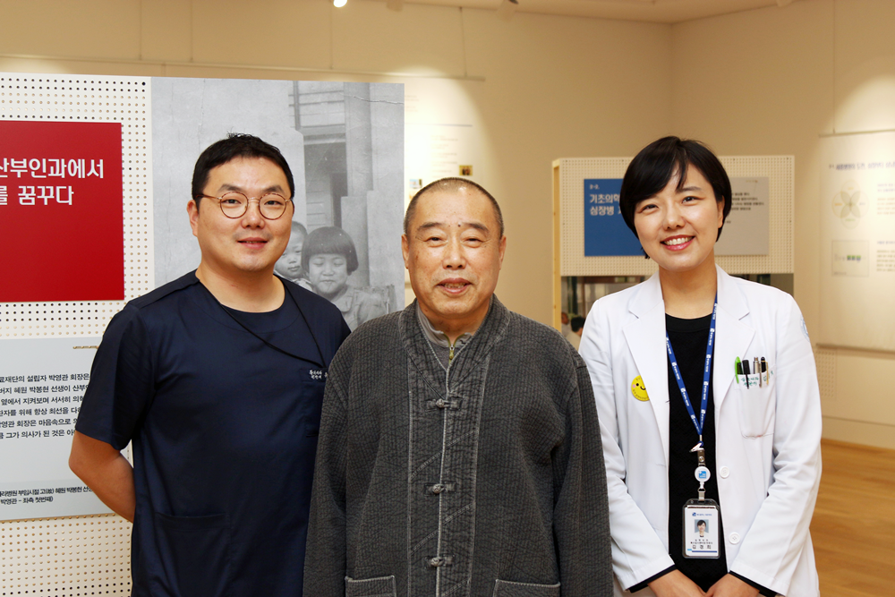 [사진] 세종병원 흉부외과 유재석 과장과 메디플렉스 세종병원 심장내과 김경희 과장이 국내 최장거리 심장이식을 받은 이문복씨와 퇴원기념 촬영을 하고 있다.png