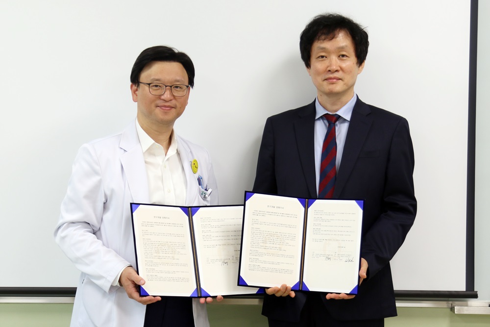 [사진] 왼쪽부터 혜원의료재단 세종병원 박진식 이사장 바이오메트릭스 테크놀로지 김태선 대표이사1.JPG