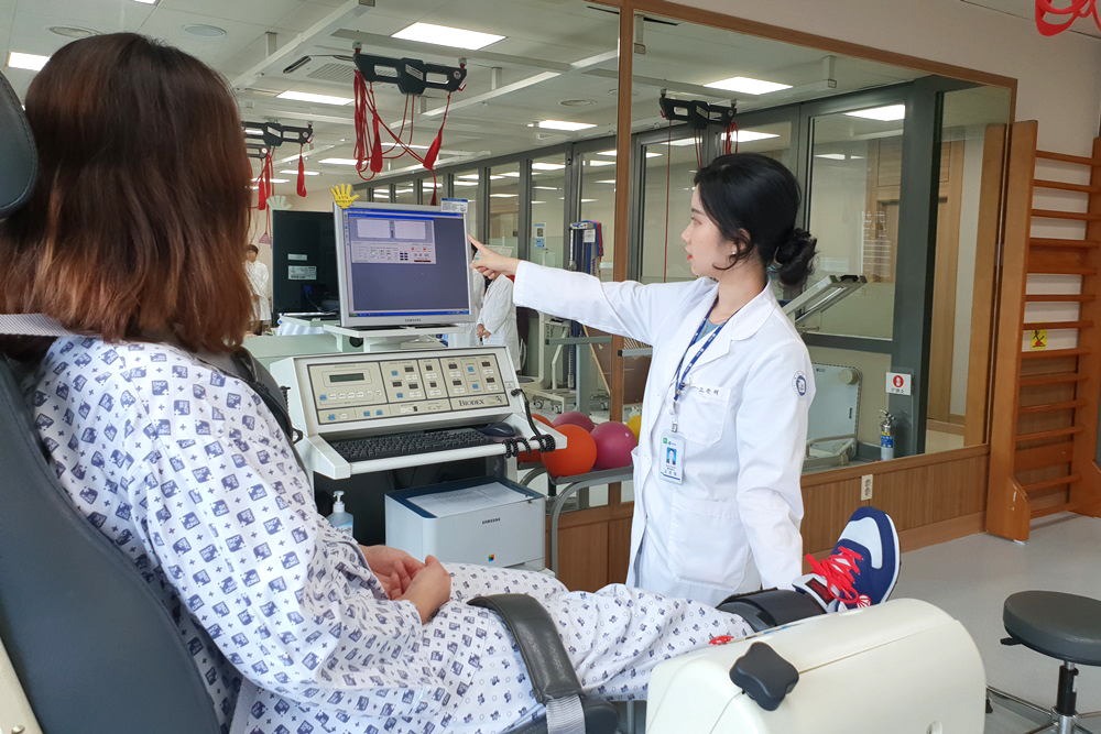 [사진]새단장을 마친 재활치료센터에서 환자들이 재활 치료를 받고 있다.jpg