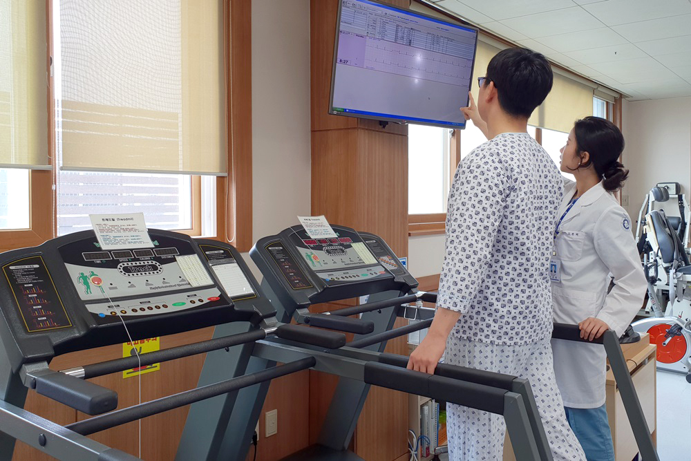 [사진2]새단장을 마친 재활치료센터에서 환자들이 재활 치료를 받고 있다.jpg