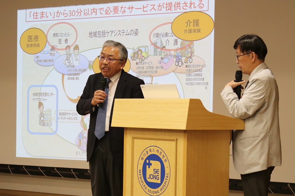 [사진] 킨죠대학 사회복지학부 사회복지학과 후쿠나가 하지메 교수가 일본의 지역포괄케어 사례를 발표하고 있다.JPG